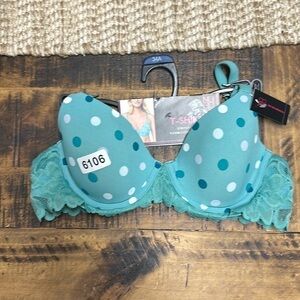 No boundaries 34a tshirt stretch cup New with tag